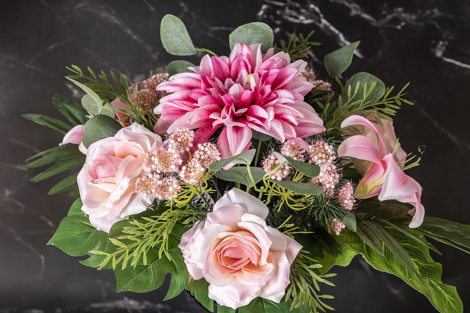 kompozycja nagrobna z dalią lilią i różą