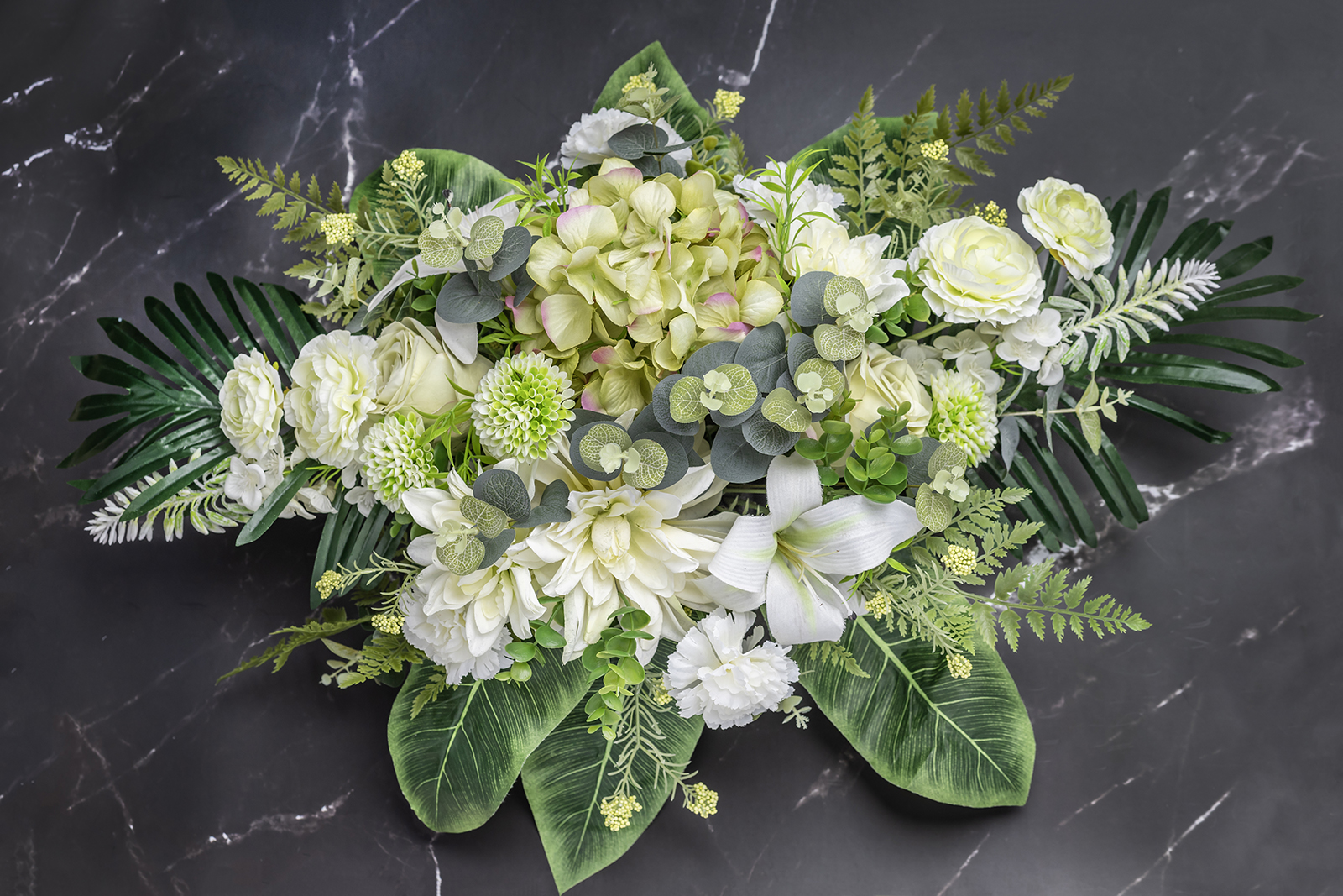 kompozycja nagrobna z daliami i różami