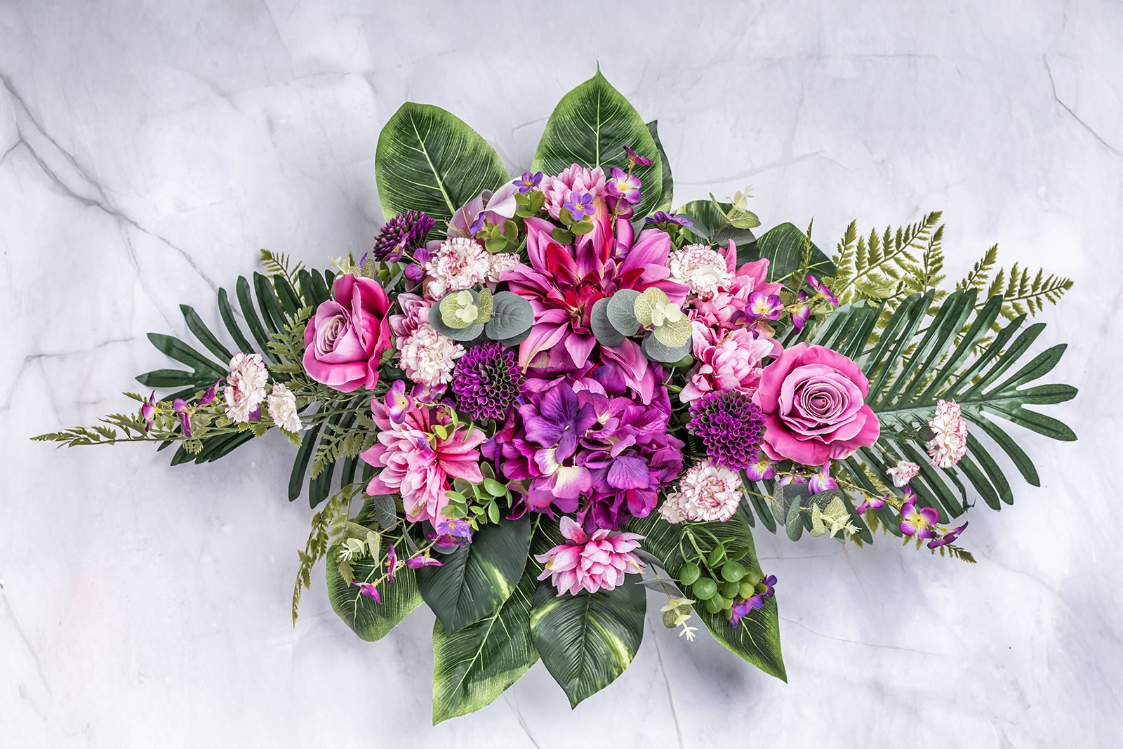 kompozycja nagrobna z daliami i goździkami