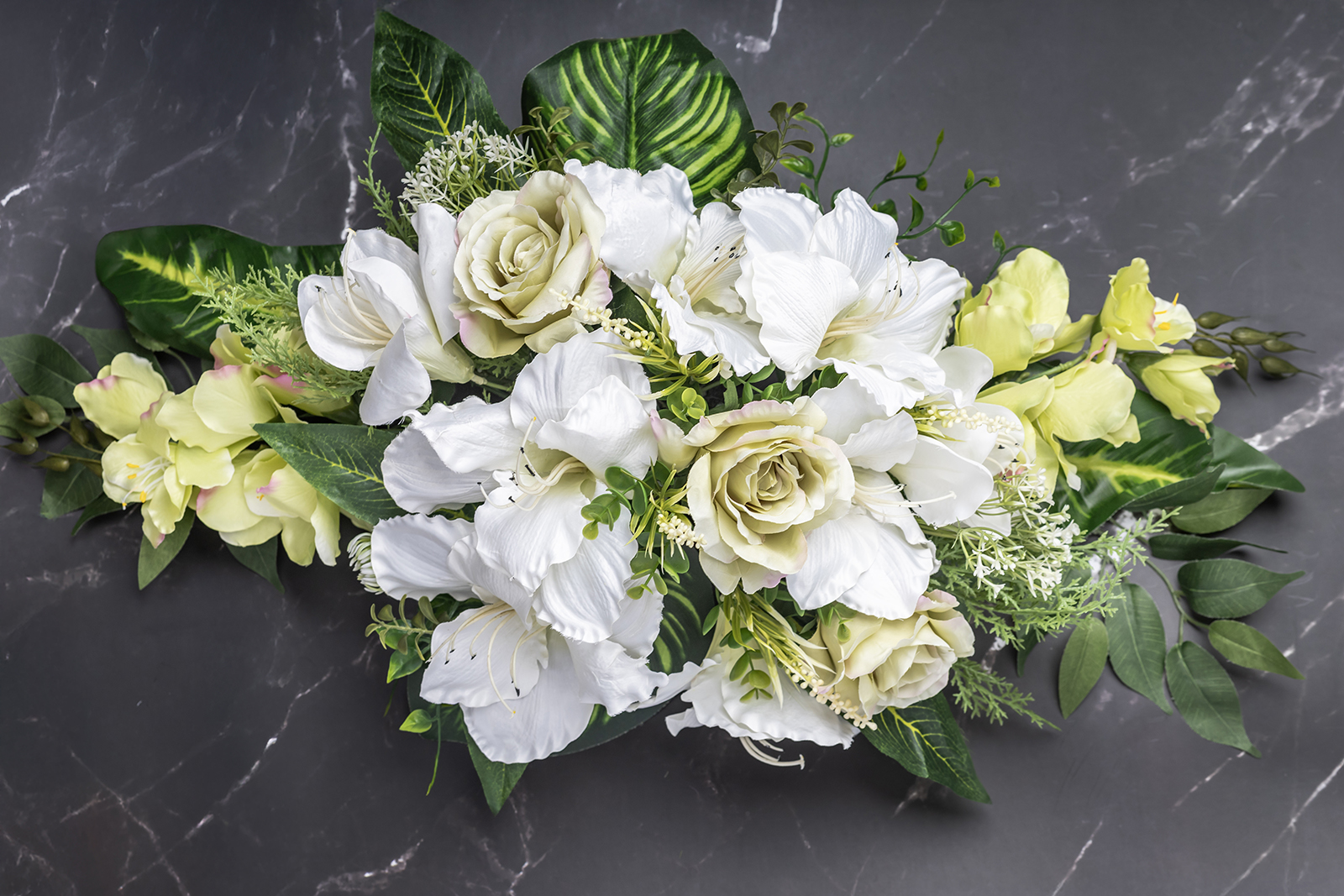 kompozycja nagrobna z liliami i różami