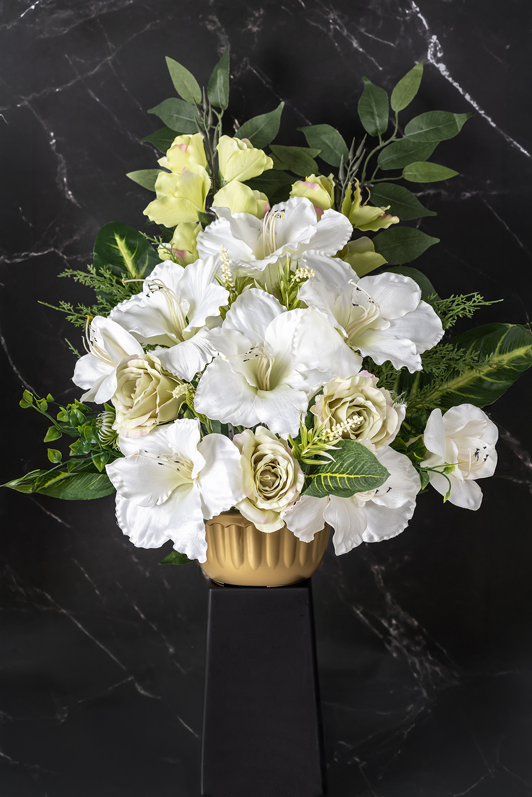 pionowa kompozycja nagrobna z liliami i różami