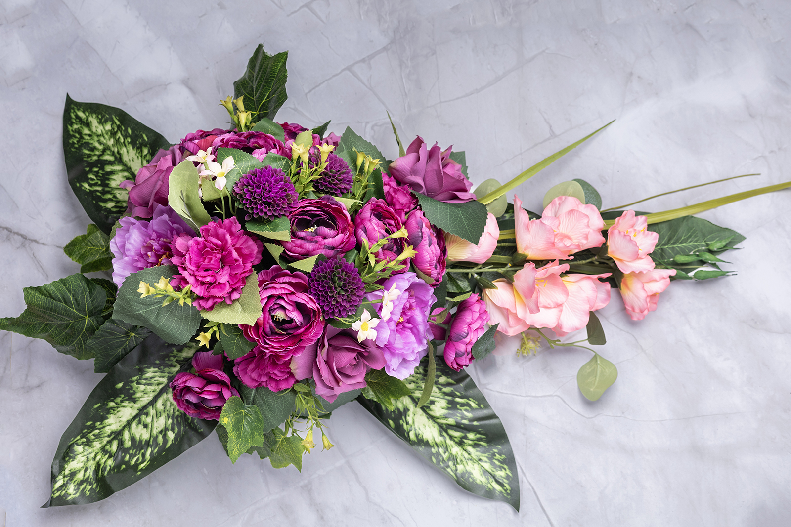 kompozycja nagrobna z jaskrami i piwoniami