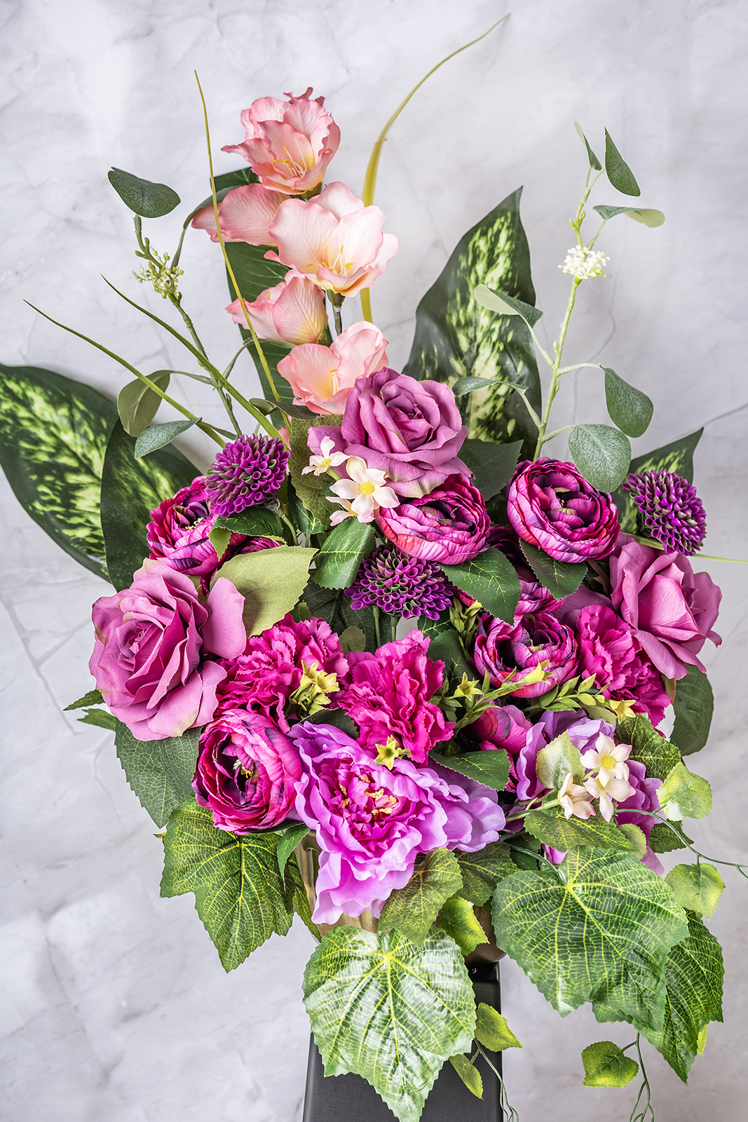 wysoka kompozycja nagrobna z jaskrami i piwoniami