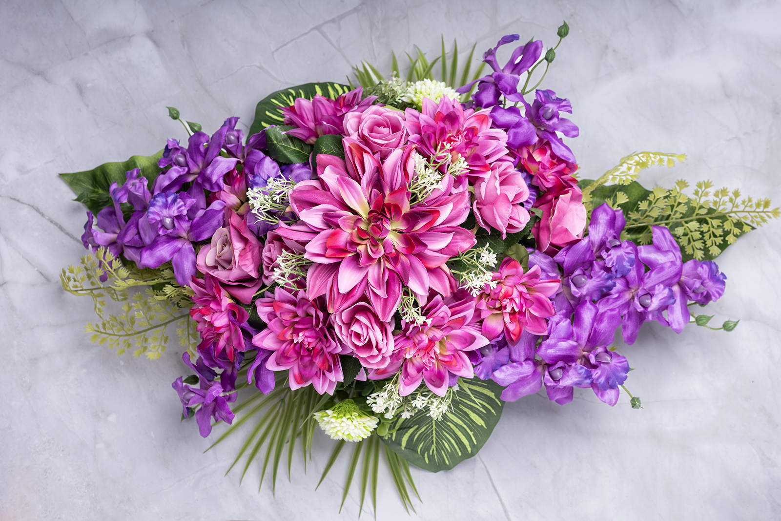 kompozycja nagrobna z daliami i cymbidium