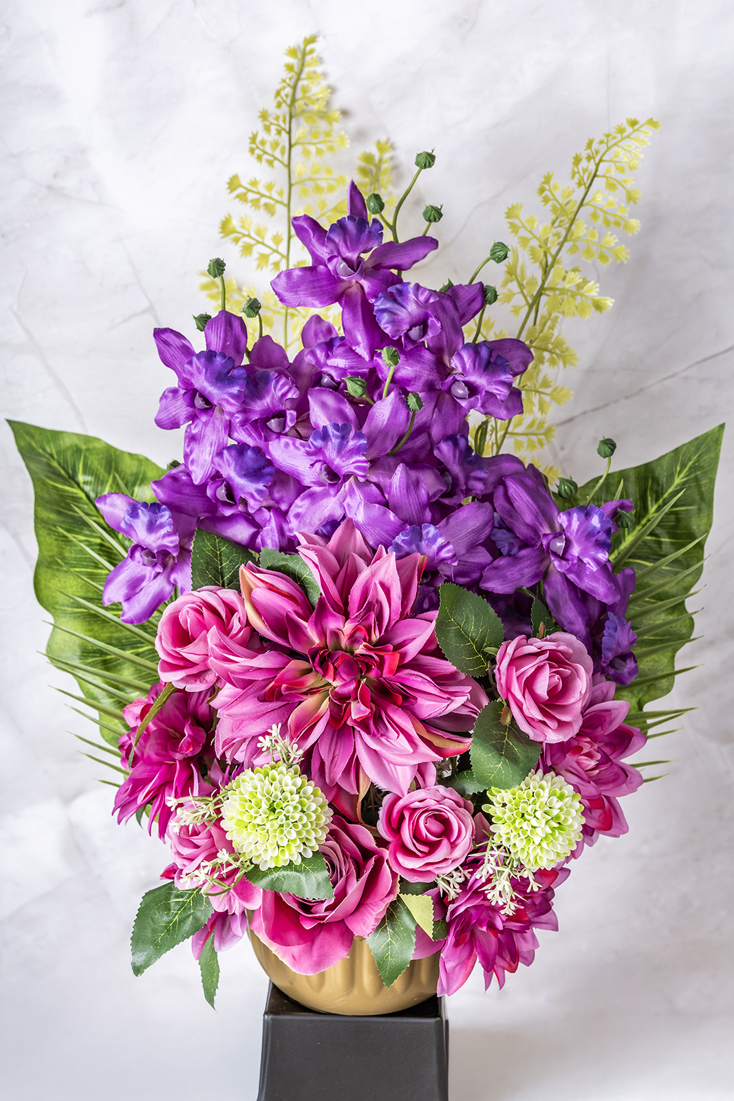 wysoka kompozycja nagrobna z daliami i cymbidium