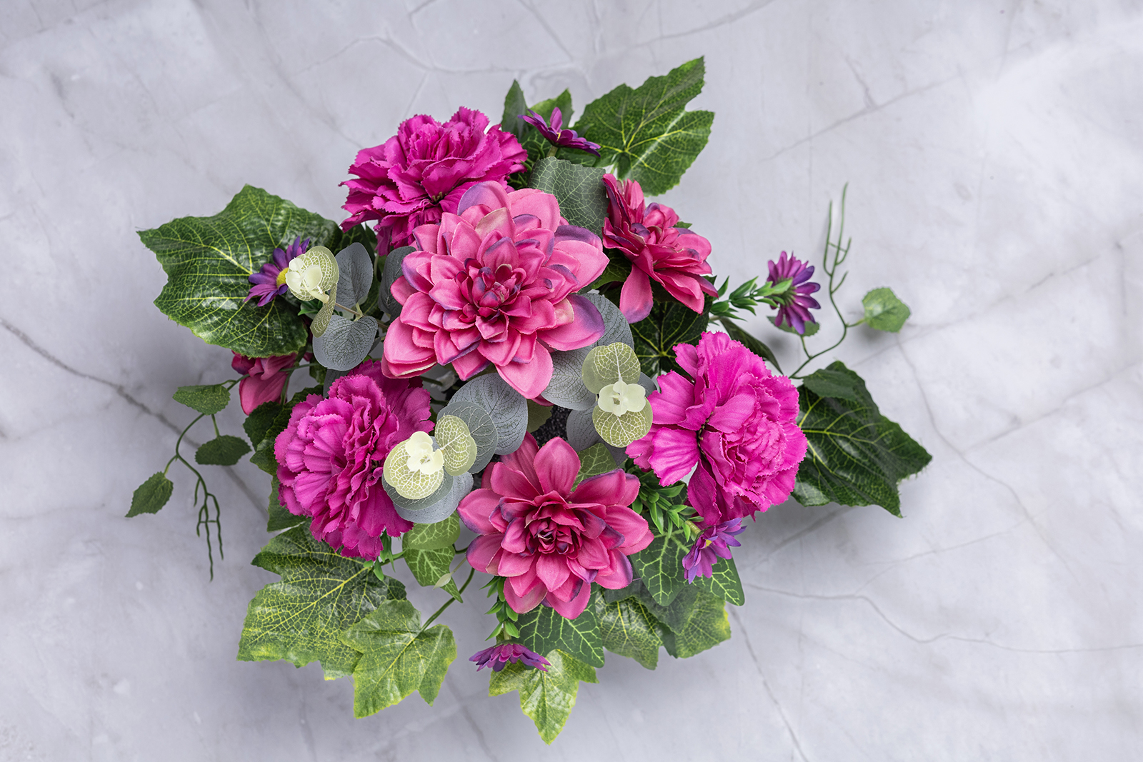 kompozycja nagrobna z daliami w donicy