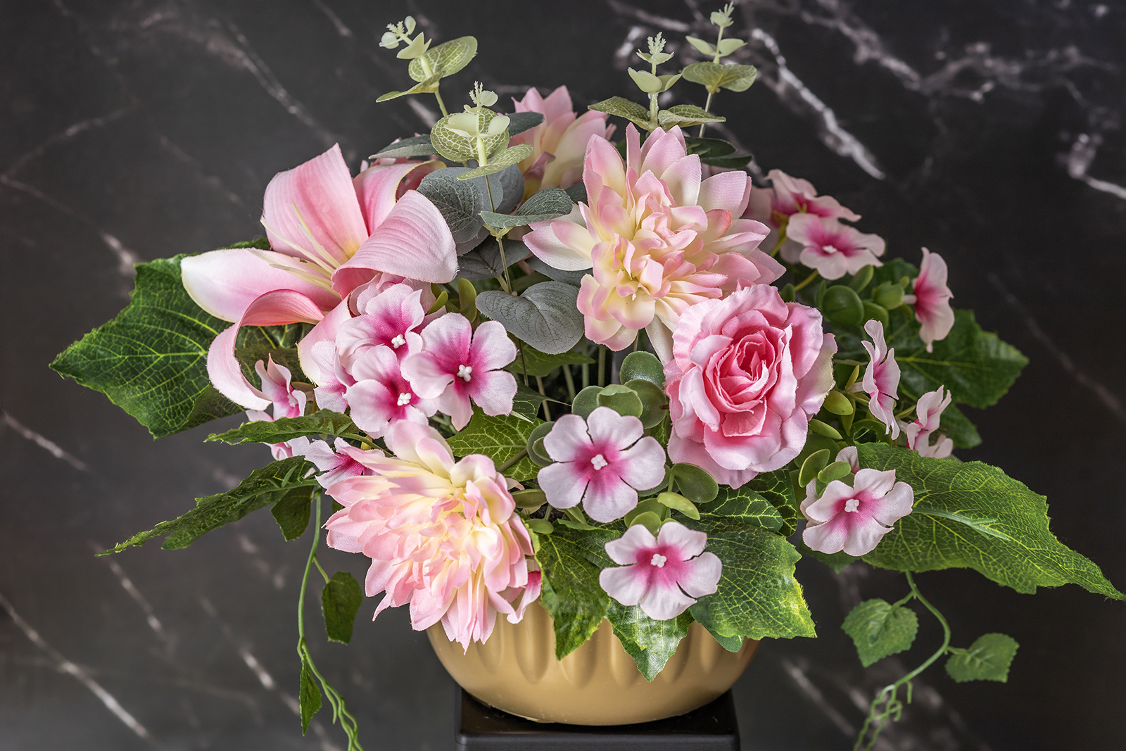 kompozycja nagrobna z liliami i daliami