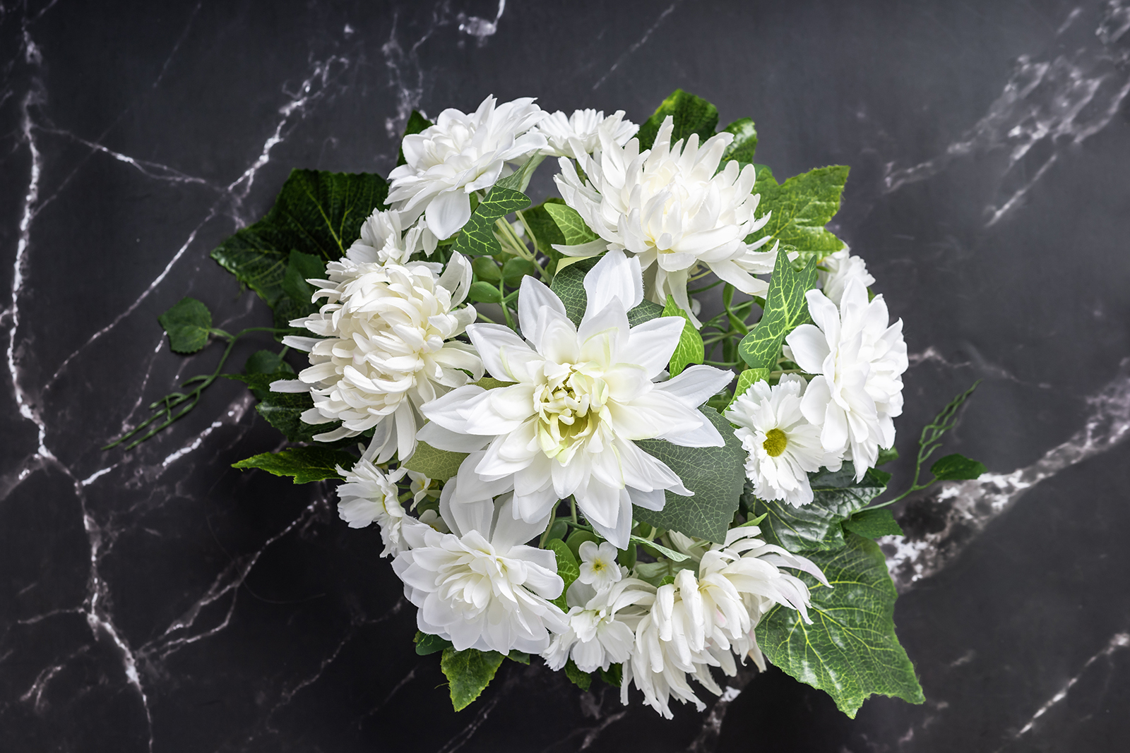 kompozycja nagrobna z chryzantemami i daliami