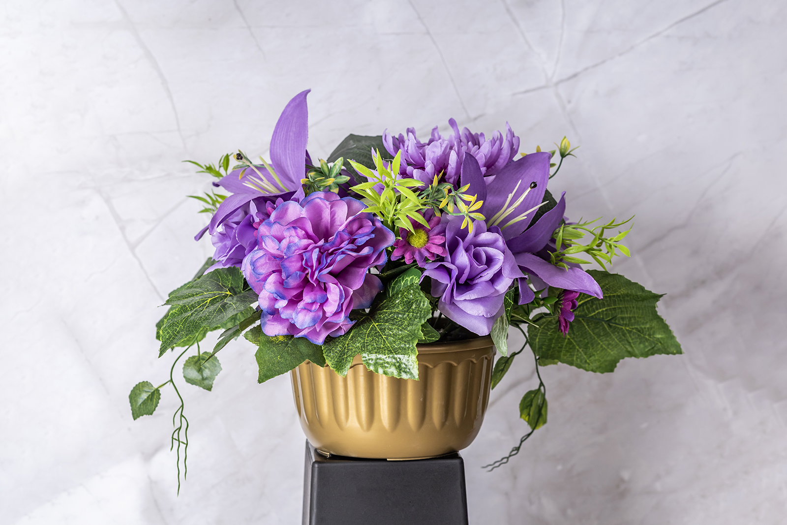 kompozycja nagrobna z różami i liliami