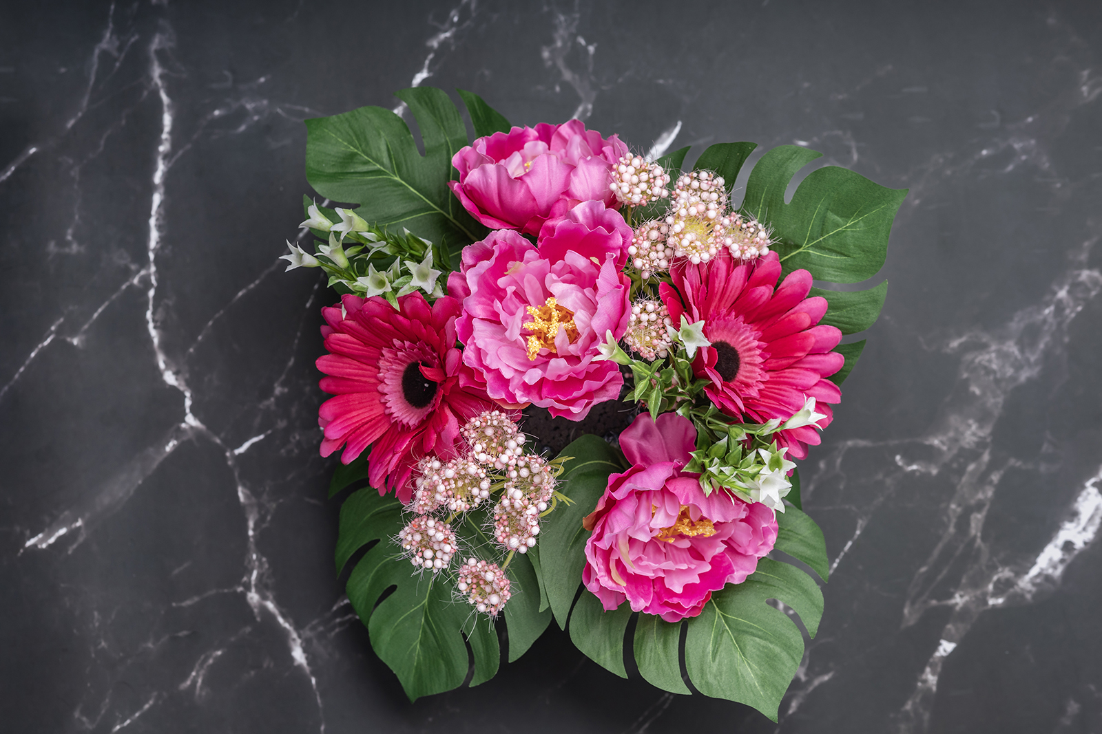 kompozycja nagrobna z piwoniami i gerberami