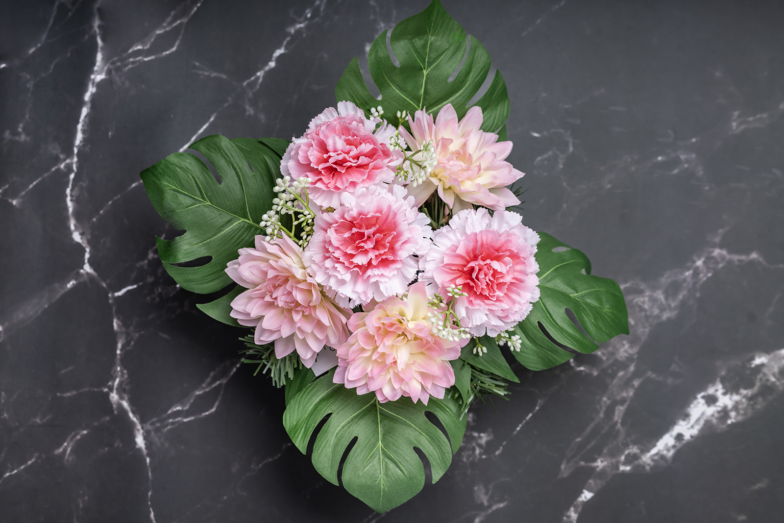 kompozycja nagrobna z goździkami