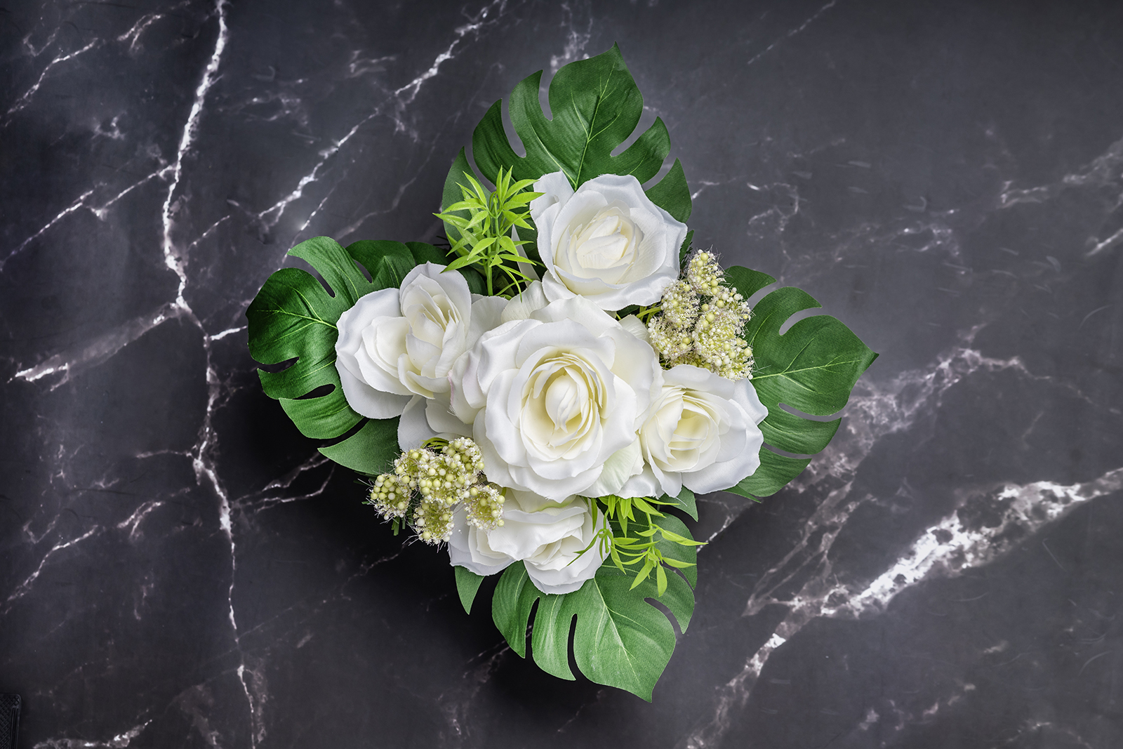 kompozycja nagrobna z różami