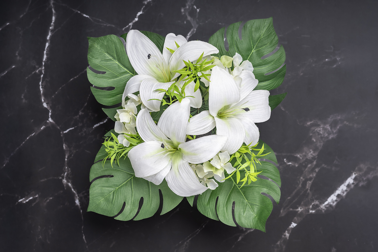 kompozycja nagrobna z liliami